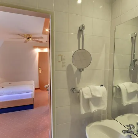Augsburger Hof מלון 4*